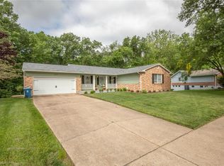 851 Gardenway Dr, Ballwin, MO 63011