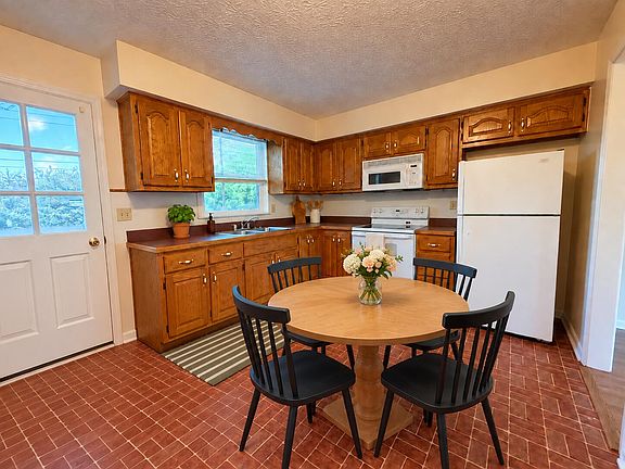 3rd image of 155-157 E Erskine Dr