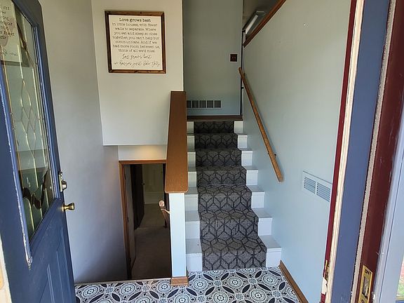 3rd image of 715 Cherry Tree Ln