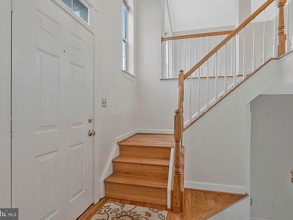 3rd image of 20572 Willoughby Sq