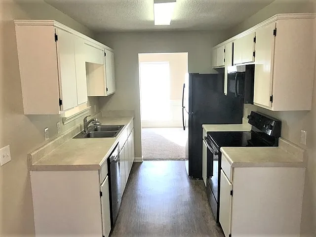 3 bed, 2.0 bath, 1371 sqft, $2,060 — Photo 4