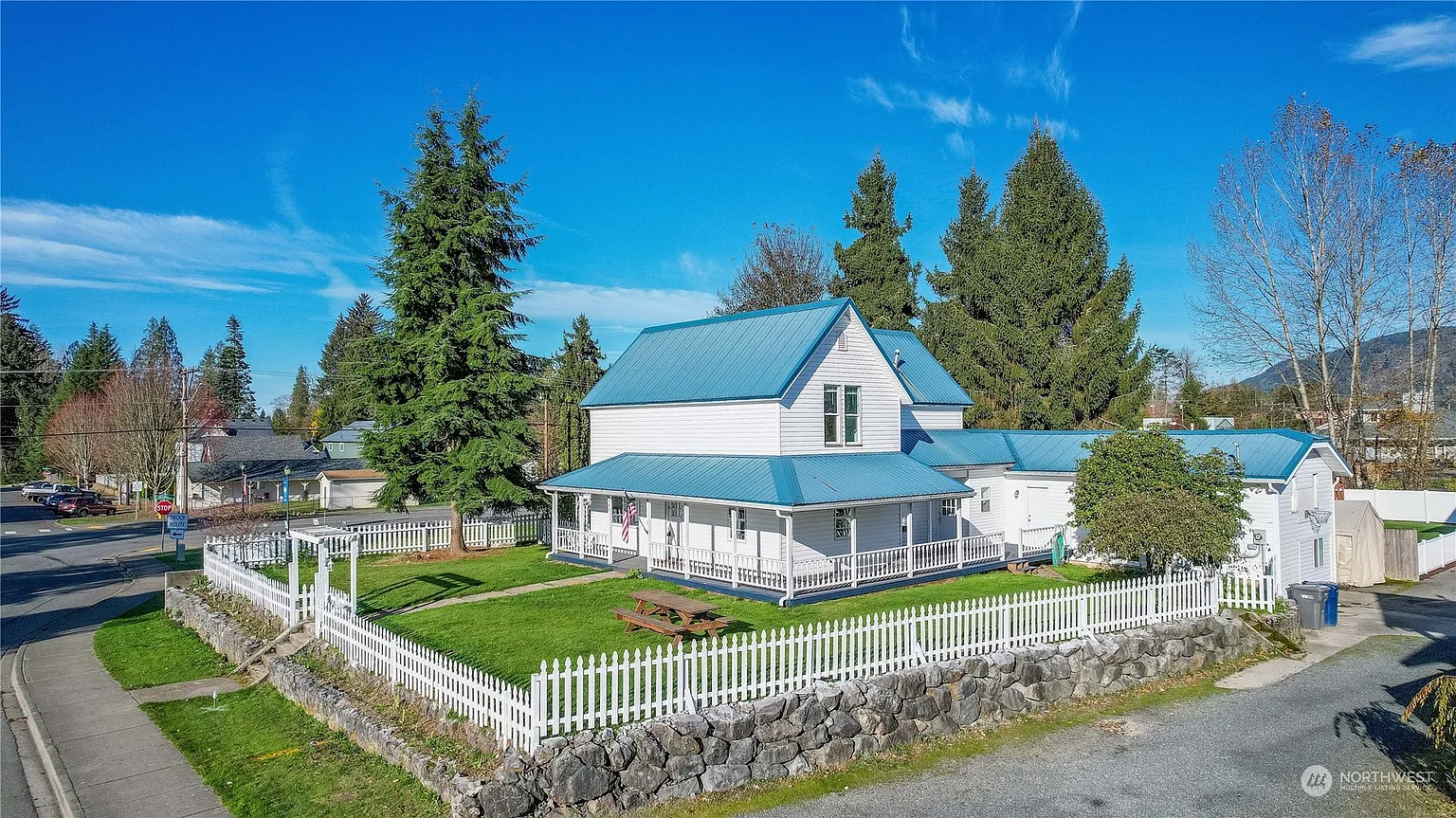 105 E Pioneer Street photo 1