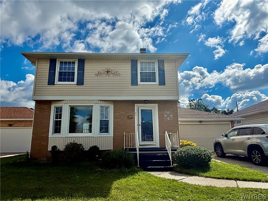 3 bed, 1.5 bath, 1351 sqft, $2,200 — Photo 2
