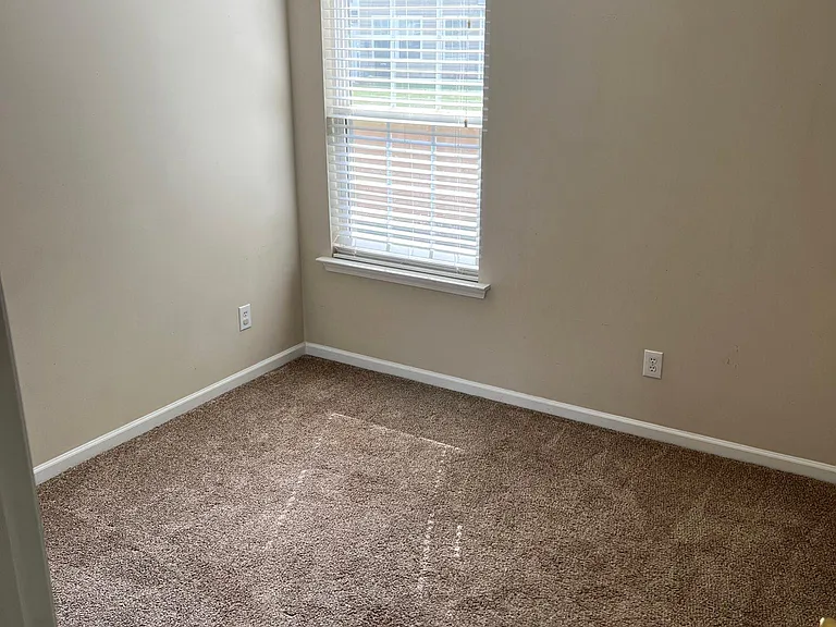 210 Oak Grove Ln — Photo 11