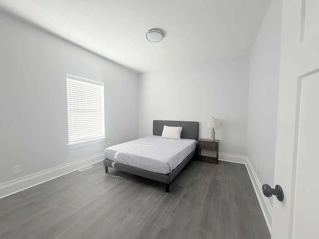 4 bed, 4.0 bath, 2570 sqft, $983 — Photo 2