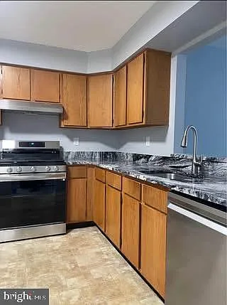 95 Wyndham Pl — Photo 3