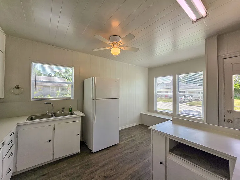 635 W Franklin St — Photo 10