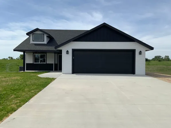 7 Cottonwood Lake Dr, Windom, MN 56101