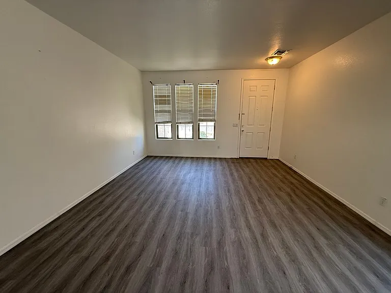 3102 W Belle Ave — Photo 3