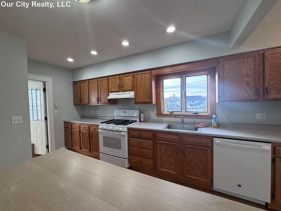 3rd image of 18 Charlton St #2
