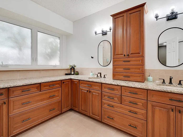 2200 Glenbrook St — Photo 21