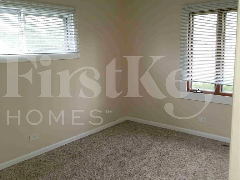 18642 W Karen Ln — Photo 8