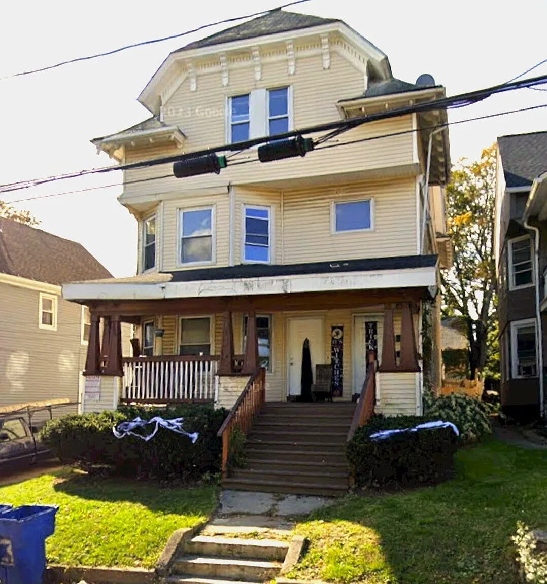 4 bed, 1.0 bath, 1472 sqft, $1,900 — Photo 1