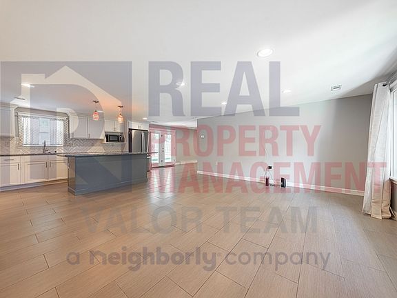 3rd image of 1725 Crock Dr