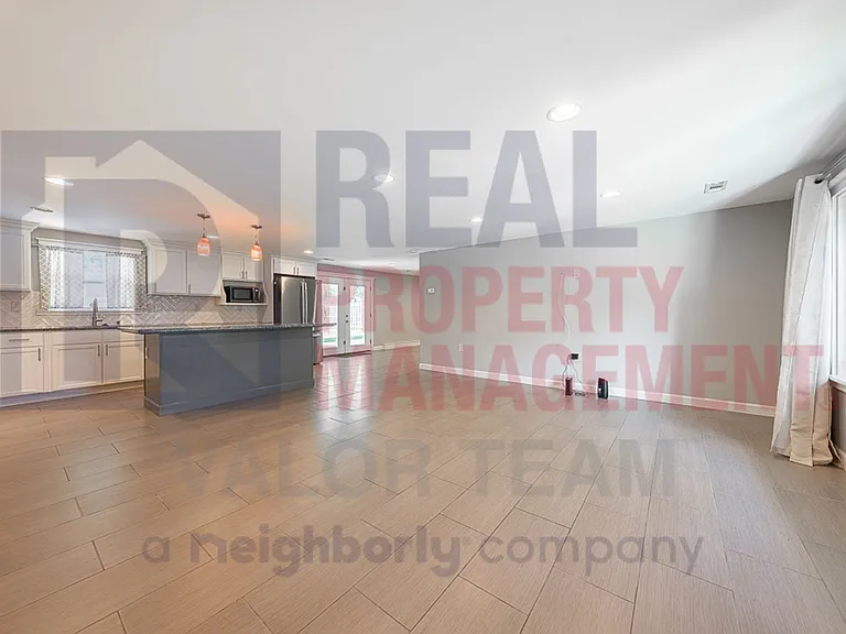 1725 Crock Dr — Photo 3