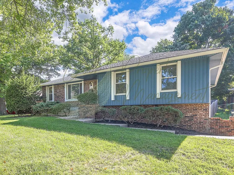 11913 Sycamore Ave — Photo 2
