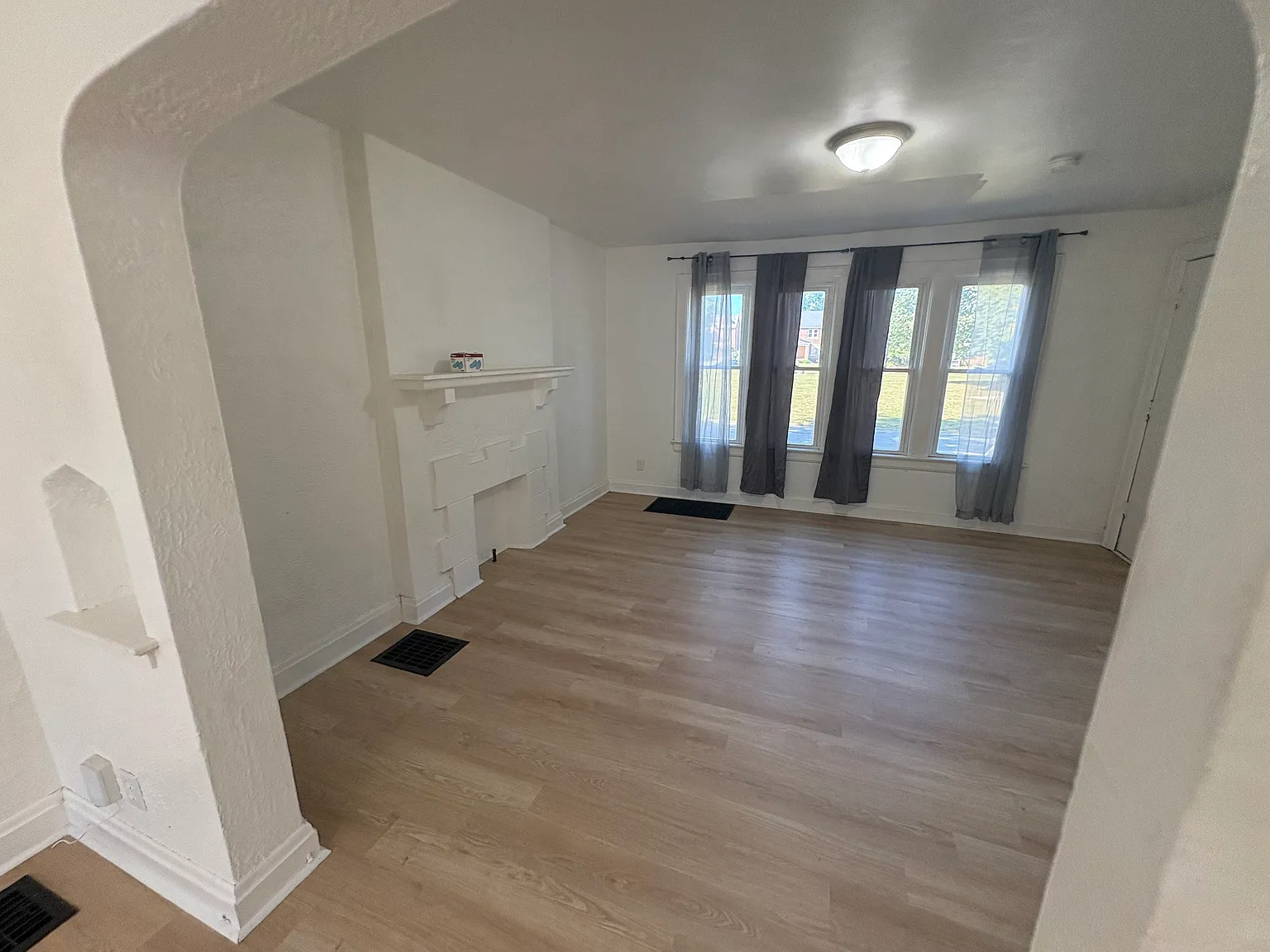 1451 E Columbus St — Photo 3