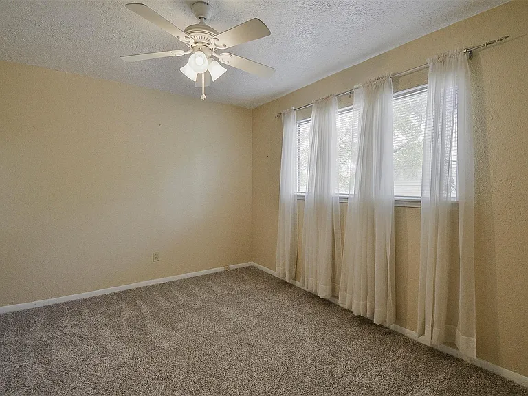 13915 Roundstone Ln — Photo 34