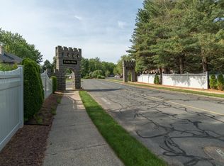 13 Castle Hill Rd #B, Agawam, MA 01001
