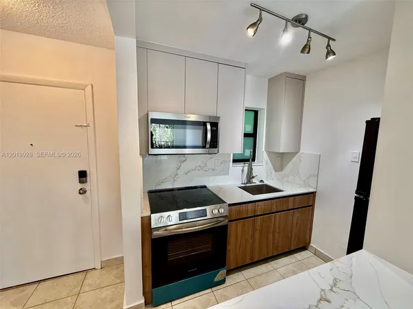 1530 SW 2nd St APT 304, Miami, FL 33135