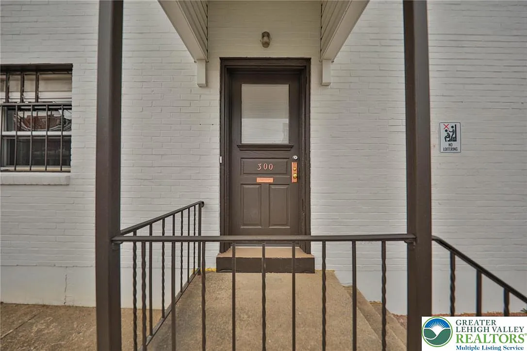 2 bed, 1.0 bath, 1471 sqft, $1,750 — Photo 1