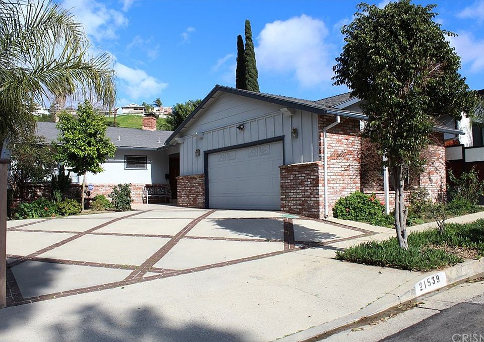 1st image of 21539 Mulholland Dr