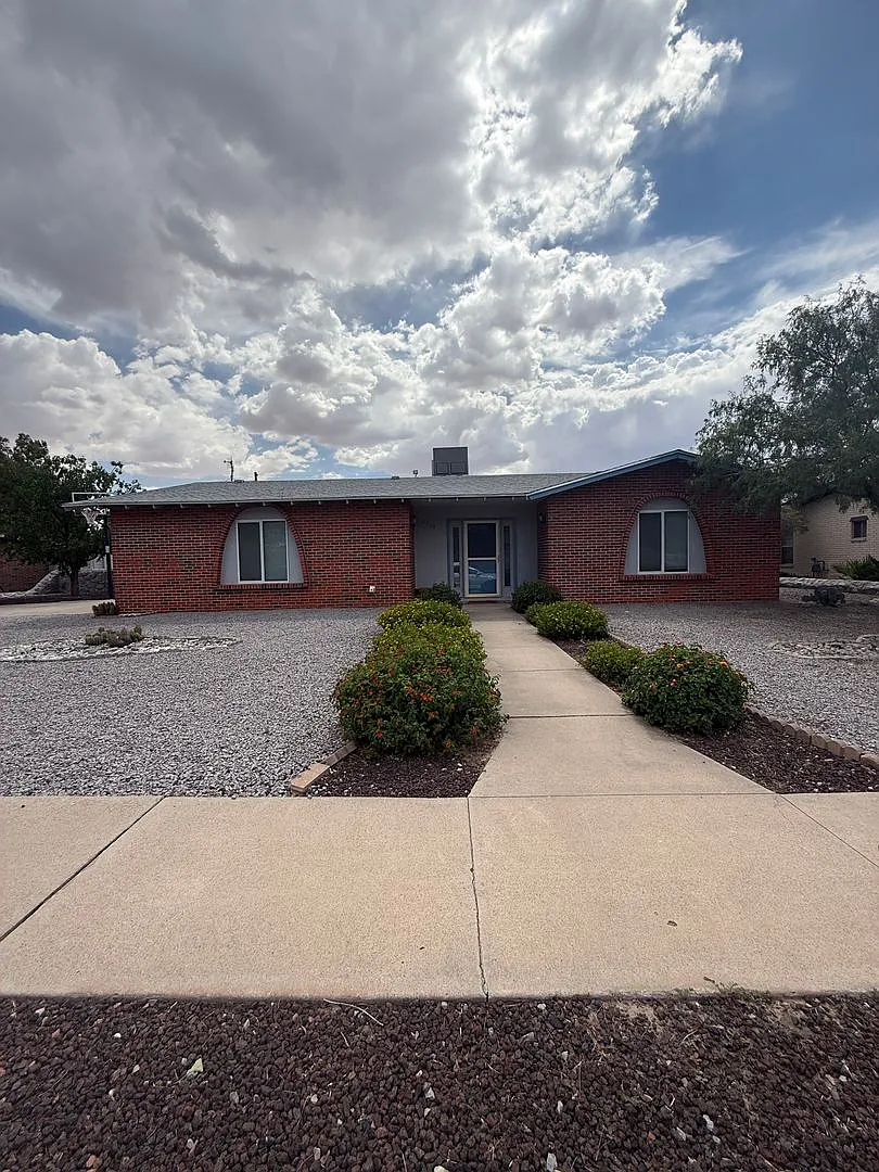 3-bedroom, 2-bath home in Las Cruces — Photo 1