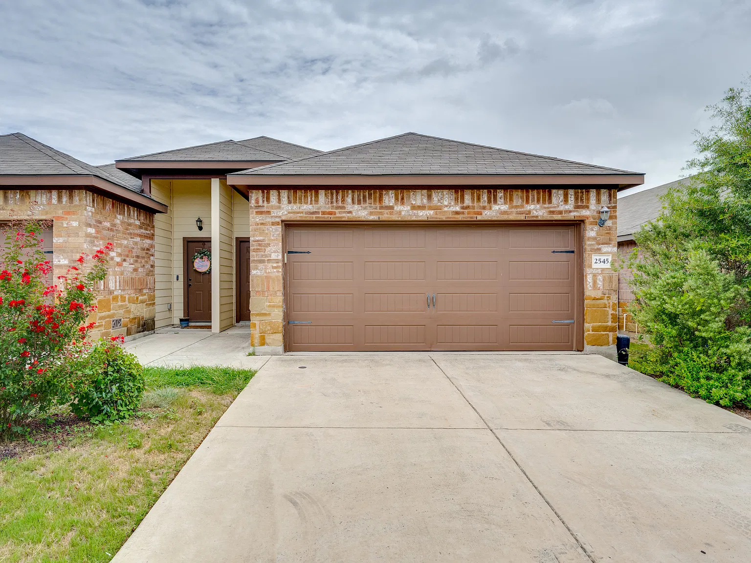 3 bed, 1369 sqft, $1,400 — Photo 1