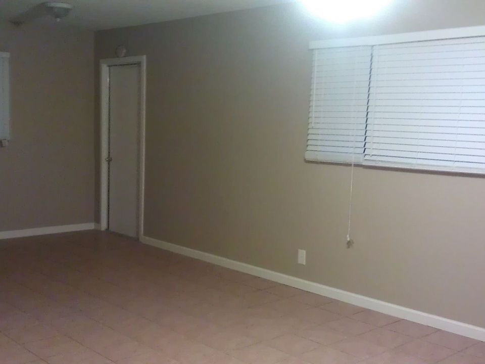 2nd image of 2715 Poppy St
