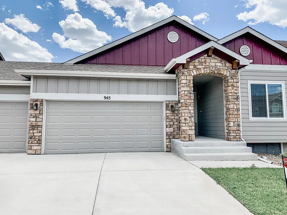 945 Pistol River Way