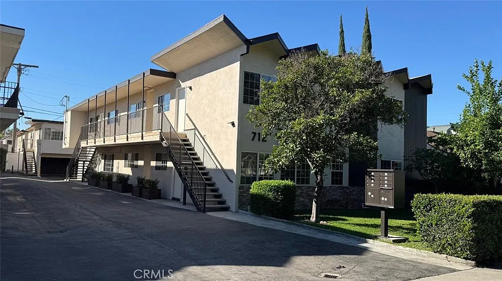 2 bed, 1.5 bath, 1050 sqft, $3,300 — Photo 1