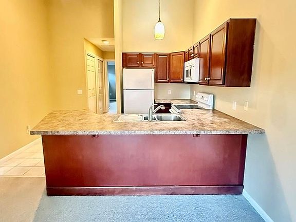 4th image of 863 Stratford Ln