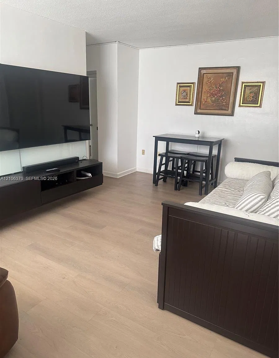 713 Collins Condo — Photo 4
