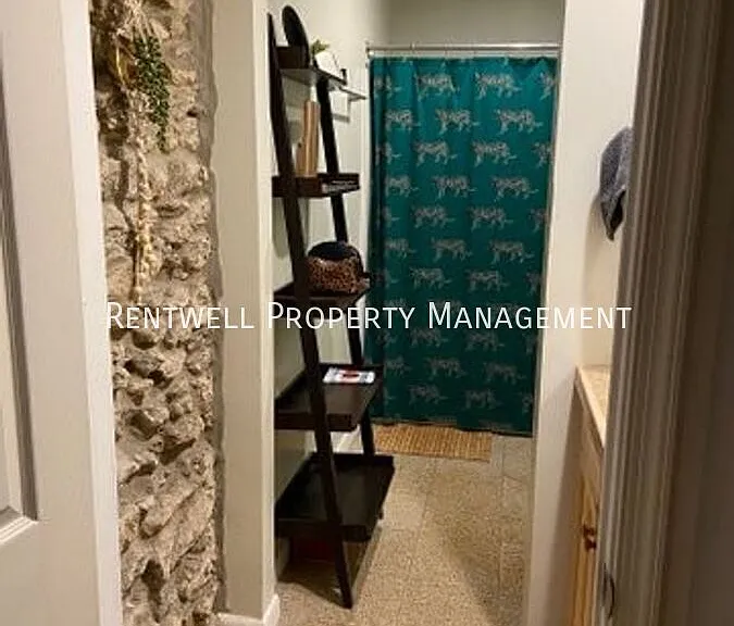 208 East St — Photo 16