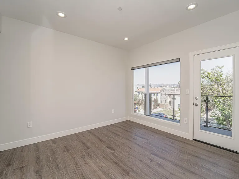 4526 1/2 Saint Charles Pl — Photo 29