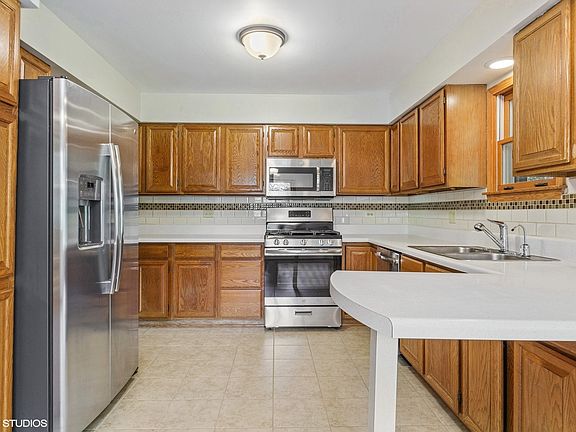 4th image of 1054 Blackburn St