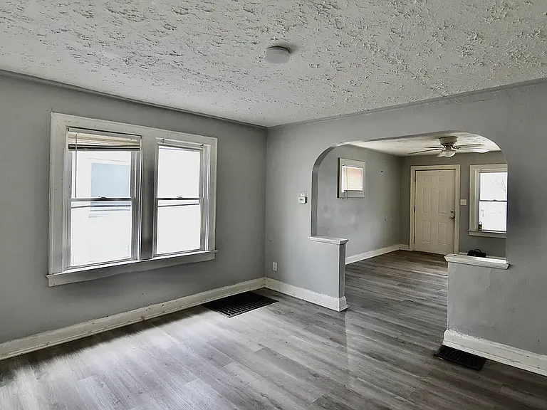 254 S Princeton Ave — Photo 3