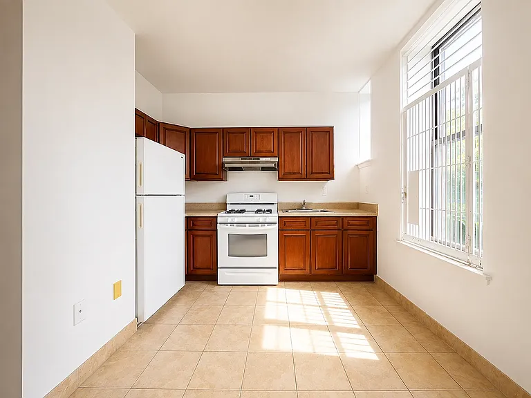 558 Seneca Ave #3R — Photo 3