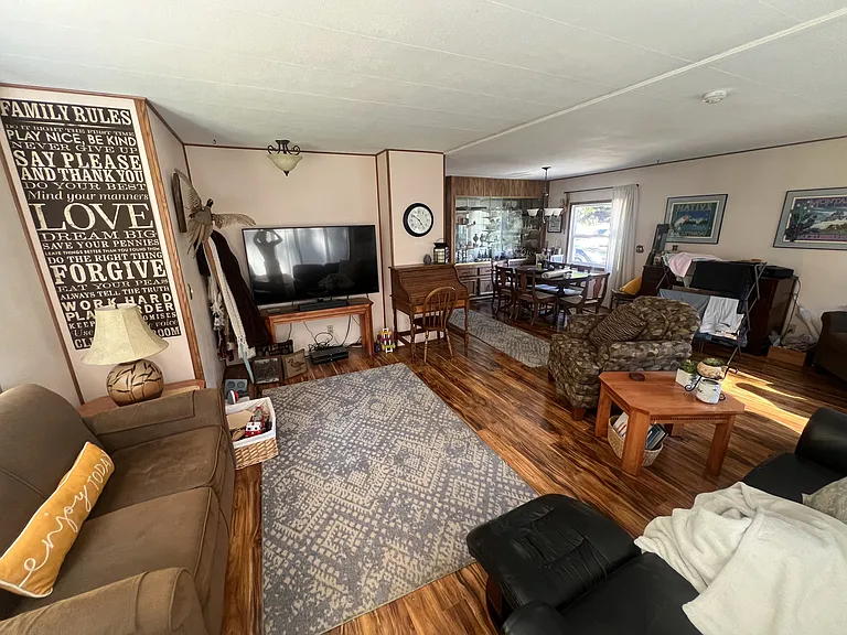 1069 E Axton Rd — Photo 3