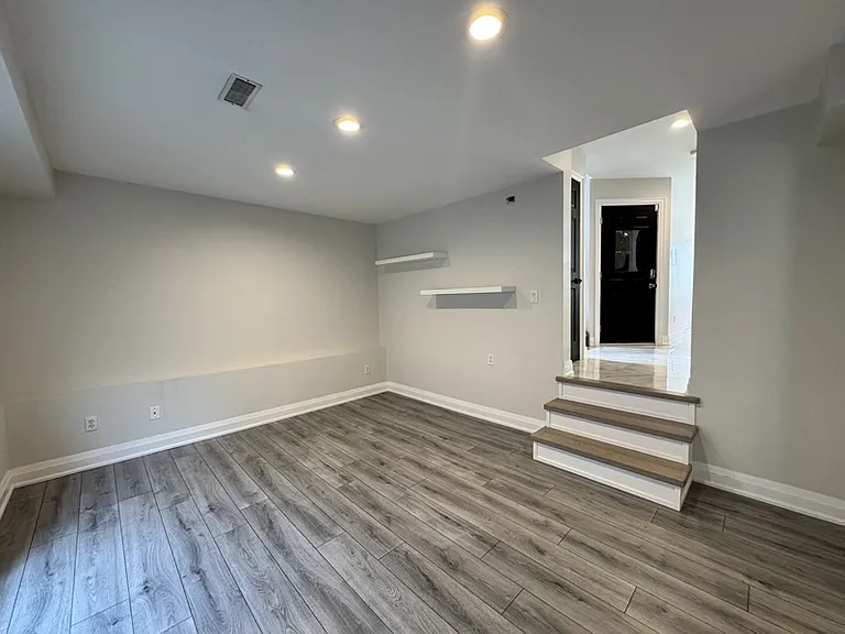 212 Churchland Dr — Photo 12