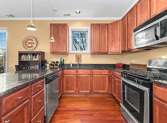 2nd image of 1836 W Foster Ave #3W