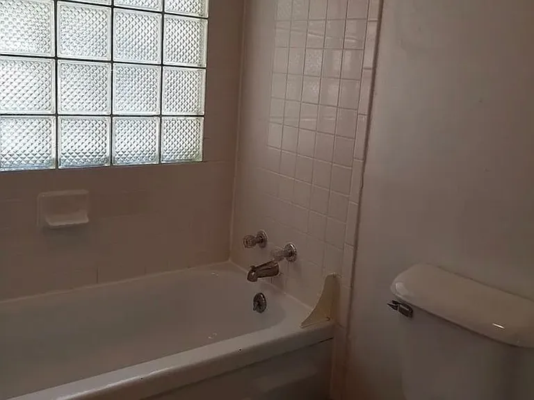 601 E University St — Photo 14