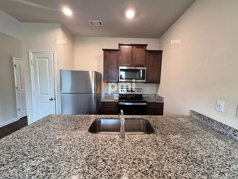 511 Highwood Ln — Photo 2