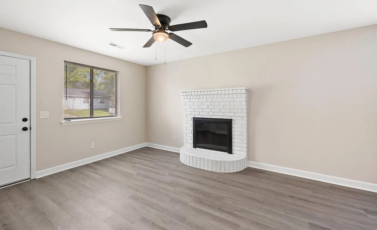 3 bed, 1.5 bath, 1015 sqft, $1,895 — Photo 3