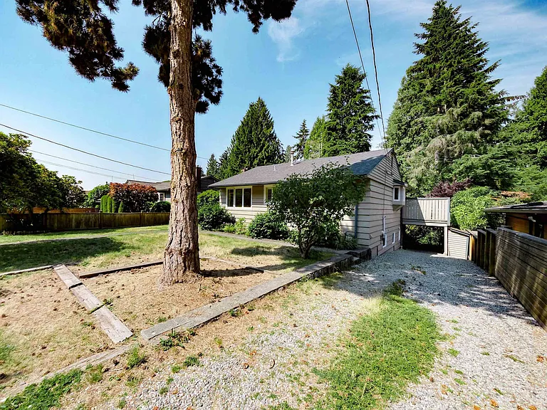 3775 Emerald Dr — Photo 3