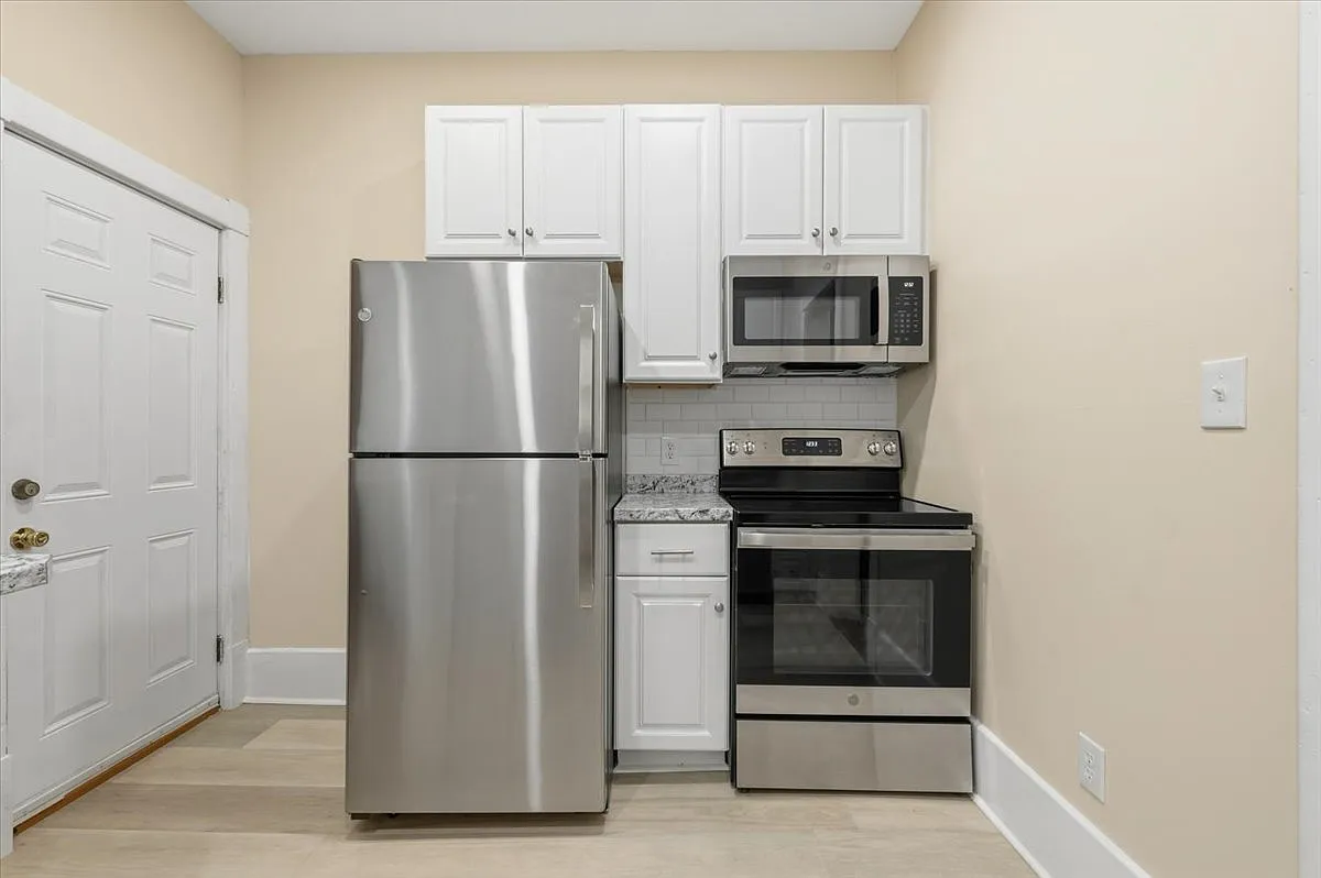 3 bed, 1200 sqft, $2,550 — Photo 3