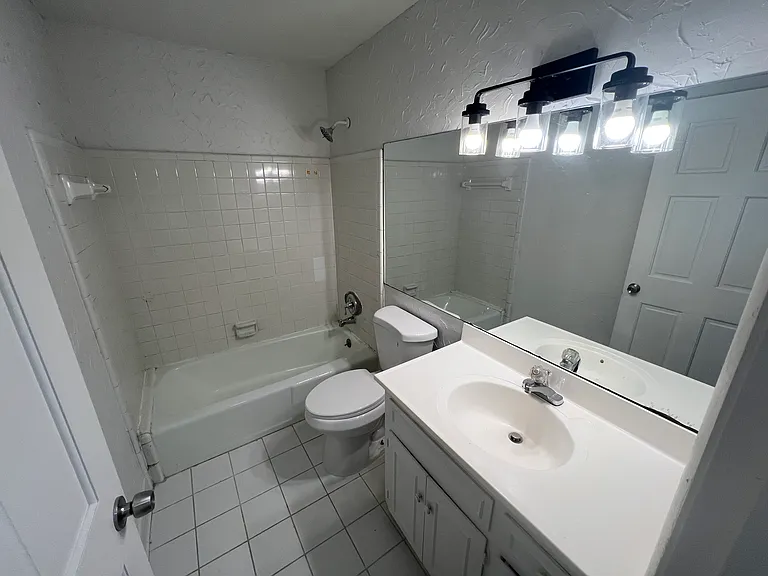 2060 Kings Gate Cir — Photo 8