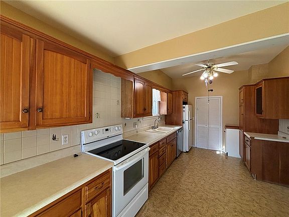 5th image of 1012 Logan St