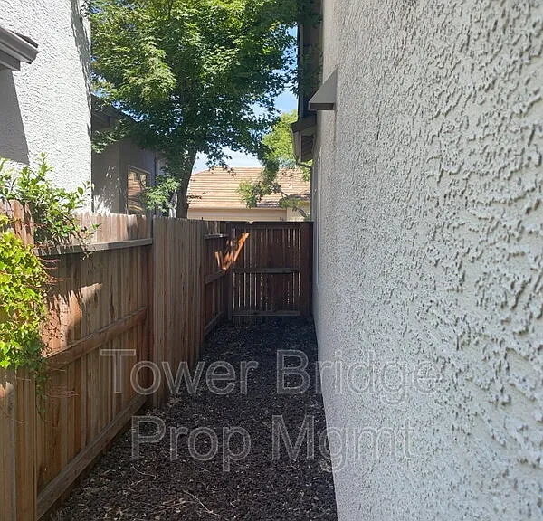 12040 Gold Pointe Ln — Photo 32