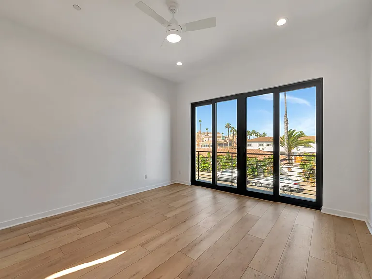 109 Daisy Ave #4 — Photo 42